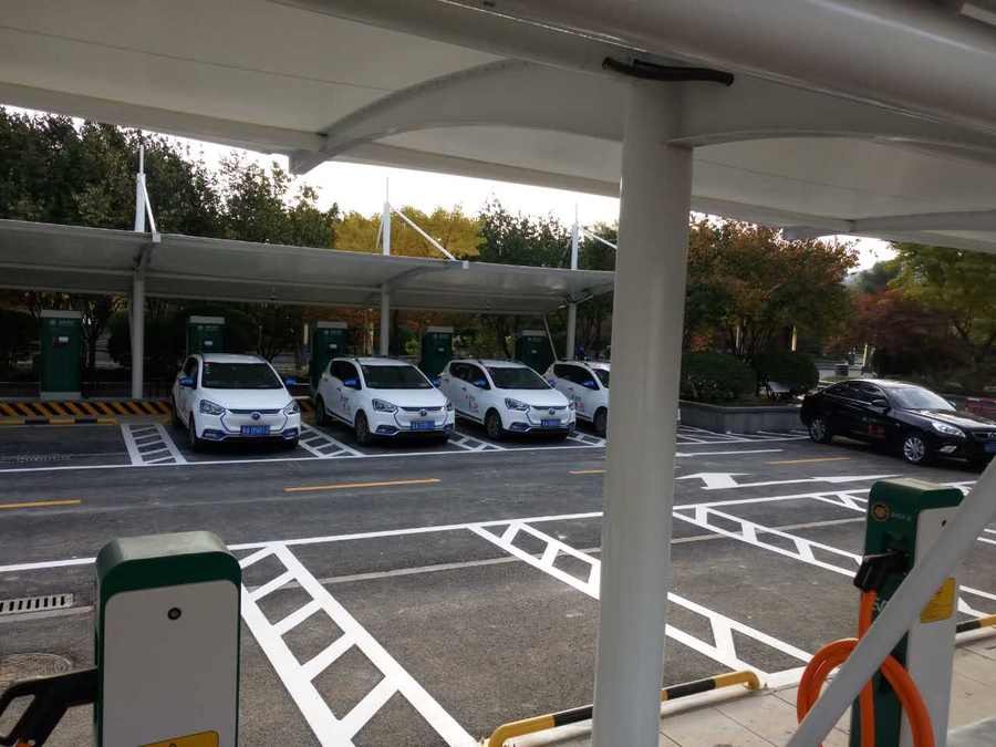 七字型的汽車停車棚，也是汽車蓬里，使用比較多的一款造型