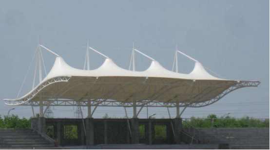  膜結(jié)構(gòu)施工中膜材是如何安裝的呢？